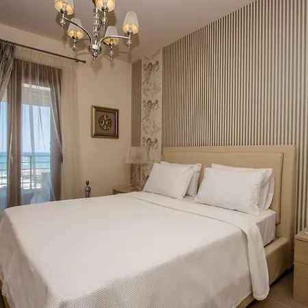 White Crystal Beachfront * Goúrnes