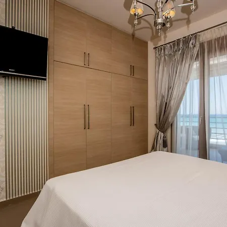 White Crystal Beachfront * Goúrnes